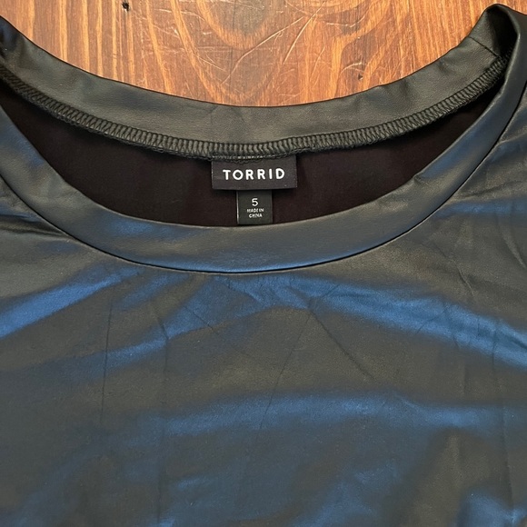 TORRID Crew Neck Tee Faux Leather Black Short Sleeve Size 5 Plus Size - Picture 6 of 7